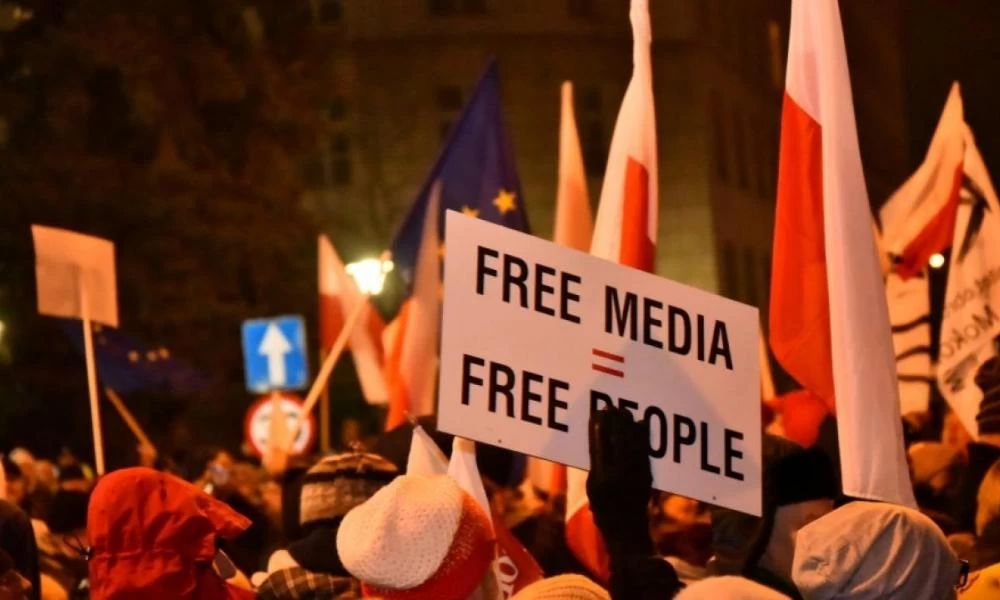 Πολωνία: Μεγάλες διαδηλώσεις σε όλη τη χώρα για νομοσχέδιο που περιορίζει τις ελευθερίες του Τύπου